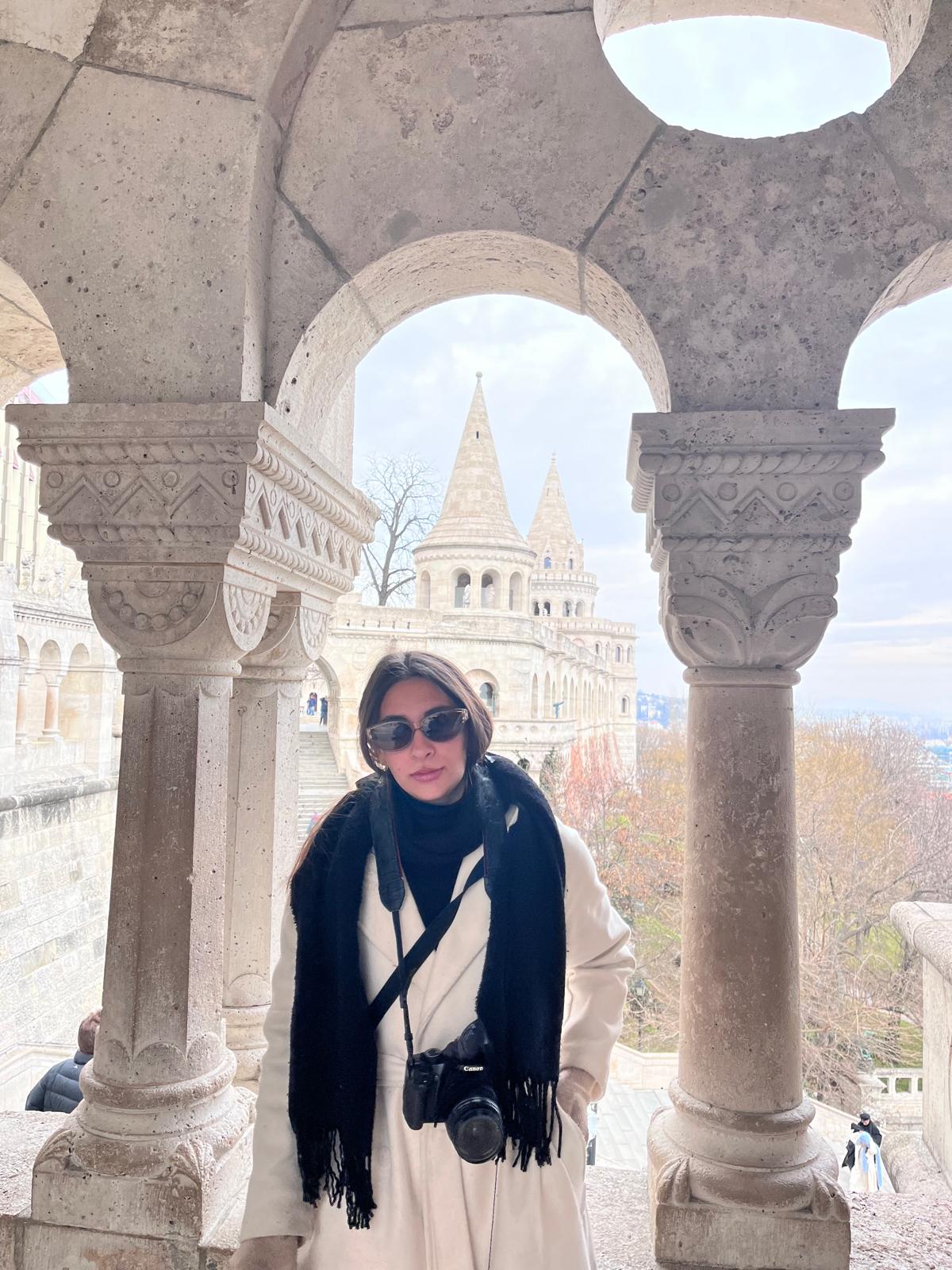 Marina Mira Santos con cámara Canon, reportera en exteriores