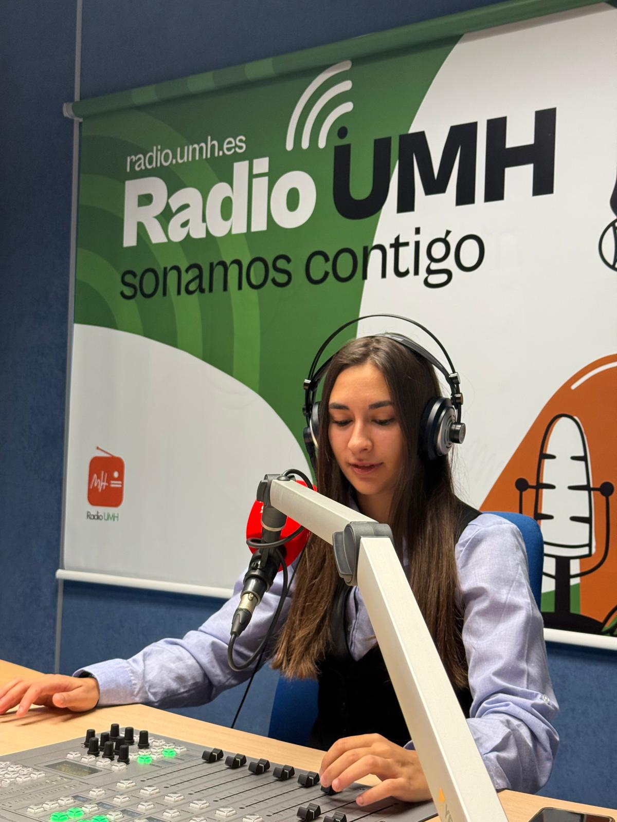 Marina Mira Santos presentando en Radio UMH